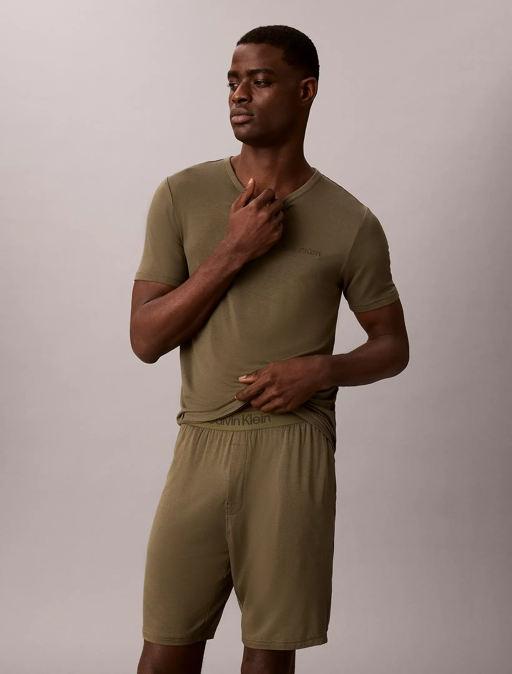 Calvin Klein - kraťasy  LV00NM2824 LI1 farba olivová