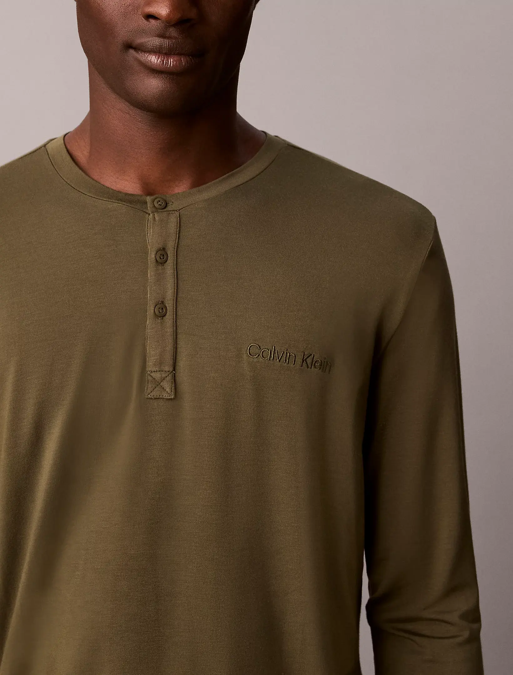 CALVIN KLEIN   pánske tričko LV00NM 2911 LI1 farba olivová